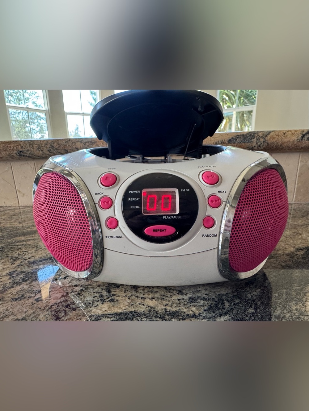 Hello Kitty CD Player - AM/FM Radio & Portable Boombox - Picture 5 of 12
